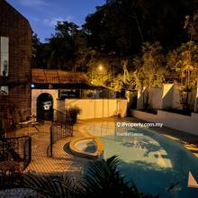 Bungalow with resort feel, pool and garden space for relaxation