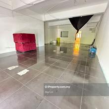 Spacious shop office 