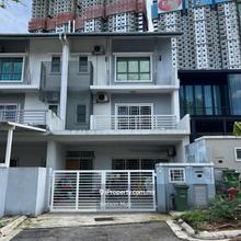 3 storey Terrace @ Freehold @ Infront many parking space 