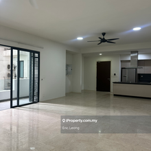 Low floor with pool view 