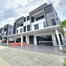 Big 2.5 Storey Semi D House for Rent Bromelia Bukit Puchong Facegarden