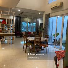 Beautifully Renovated Superlink and Move in Condition