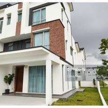 Corner 2.5 sty fully furnished move in condition hillside home area