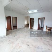 Apartment Goodyear Court 3 short walk to LRT Taipan Corner Unit