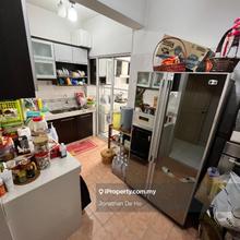 Well maintain unit spacious kitchen. Renovated. Lrt3 complete soon