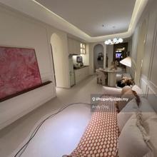 Connoisseur, Bukit Meldrum, Tanjung Puteri