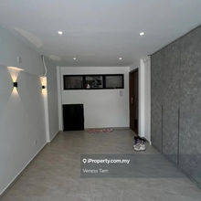 Upper townhouse,nice condition,gated guarded,freehold,well maintained 