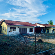 Single Storey Bungalow House With Big Vacant Land