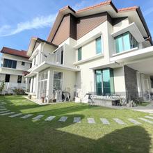 Special corner lot huge land area