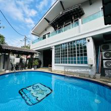Come with swimming pool