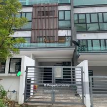 3.5 storey  Town House @ private swimming pool @ Roof top sky garden