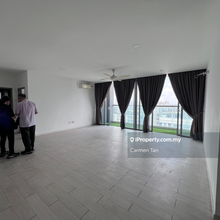 Biggest unit in lakefront, arrange for viewing now!