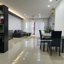 Corner unit facing swimming pool on mid floor, well kept unit.