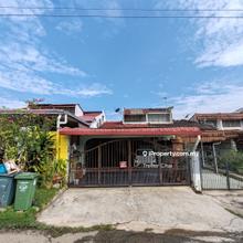 Freehold Single Storey Huge Land 20x110 Extended Renovated below value