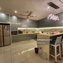 Luxurious 2.5 storey  link corner lot