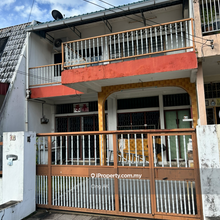 Double storey terrace in town centre with 2 entrances