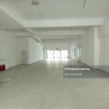 Corner ground floor with wide space