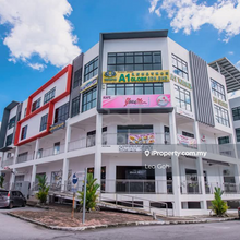 Oakland square shop for rent