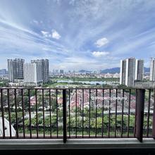 Vacant and Good Condition Unit . High Floor