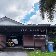 Berdekatan sekolah rendah dan agama. 