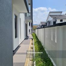 End lot unit with extra land, original condition, freehold 