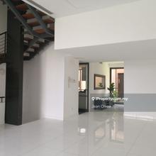 Townhouse in the city close to MRT, shopping mall