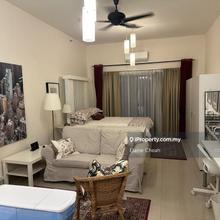 Studio unit, Pool & palace view, shopping mall at doorstep