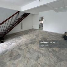 Freehold, ready to move in, partly furnish, below market, facing empty