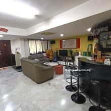 OUG Freehold Fully Renovated Move in Condition