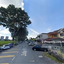 Freehold, well maintained, face greenery land for extra car parks!