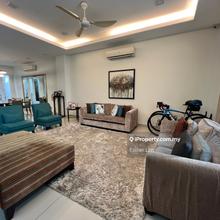 Nice Reno 3 Storey Link Home in Excellent Condition Modern & Well-Kept