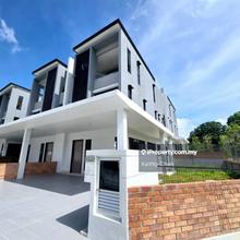 Bromelia Bukit Puchong 2.5 Storey Cluster New Corner Unit For Rent !!