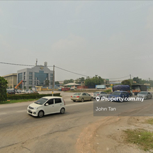 Facing main road and comes with wide road (Freehold)