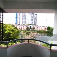 4th Floor Walkup Apartment near shops, bus stop, schools and Lotus's 