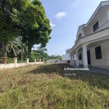 Freehold corner unit house next to poilam high school for sale