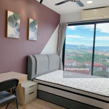 Middle room female unit with balcony near segi college move in asap