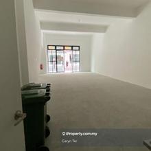 Intermediate Lot -Private lift -Carpark outside shop lot