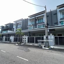 Freehold new house, 8 mins drive to shopping mall