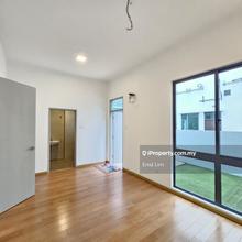 Elegant Freehold Semi-D with Lift & Privacy