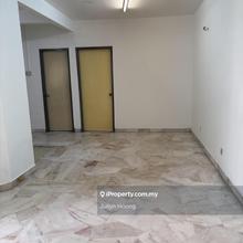 Good location, LRT station nearby and shops around at Court5