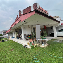 Well ventilated corner with spacious side land in Taman Desa