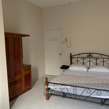Walking distance to the lake gdn.