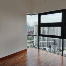 Short walk to Jaya One Mall, short drive to MRT and LRT station