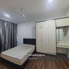 Low floor and nice well maintain 4 roooms 3 baths unit