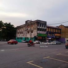 Corner shop 1st & 2nd floor. Town center, crowded area, eye-catching.