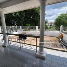 Walk to one utama 10 feet extra at the back garden