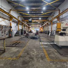 Taman Mount austin factory rent with overhead cranes .