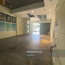 Facing Main Road Bandar Botanic Ground floor Shop Lot 22x80 for Rent