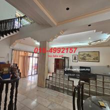 Individual designed by architect. Good conditions and well maintained.