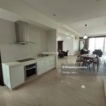 Spacious Breezy Balcony KLCC View, High Ceiling, Quality Tasteful Reno